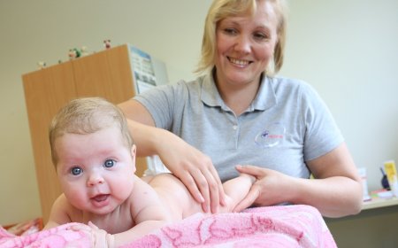 Bebek masajı sadece rahatlatmaz, bağ kurdurur!